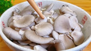 When frying oyster mushrooms, remember not to blanch or fry them directly. I will teach you a trick