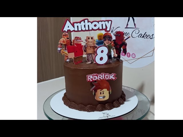 bolo de 20cm com recheio de brigadeiro tema roblox oq vcs acharam