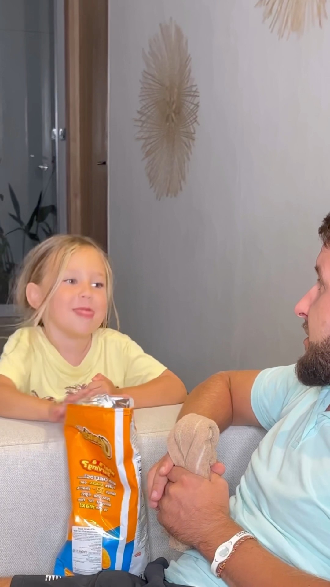 Лучше бы он сразу поделился с ней чипсами????
