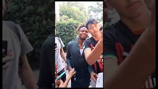 CHUKWUEZE, foto e autografi ai tifosi del MILAN dopo le visite mediche ️ | #Shorts