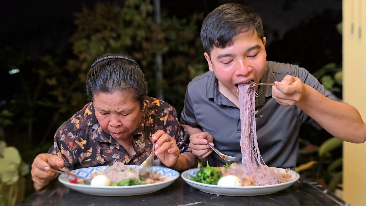 ยายเตี้ยพากินขนมจีนซาวน้ำปูร้า หอมนัว แซ่บจนหมดเกลี้ยงจานเลยพี่น้อง