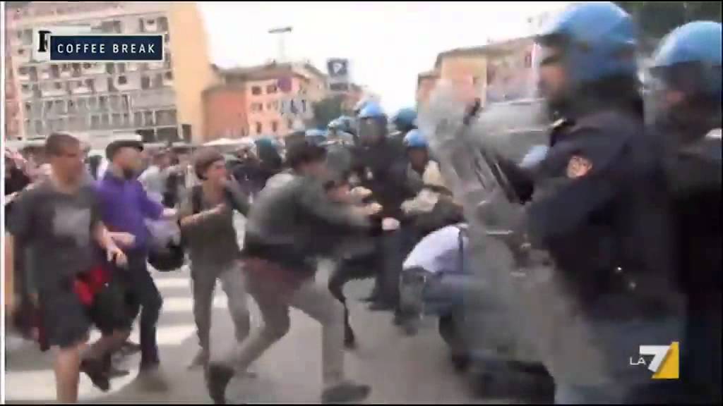 Bologna - Renzi contestato alla Festa dell'Unità