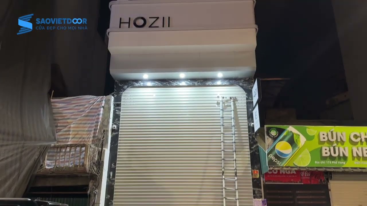 Kỹ thuật Saovietdoor bảo hành cửa cuốn cho khách lúc 12 giờ đêm