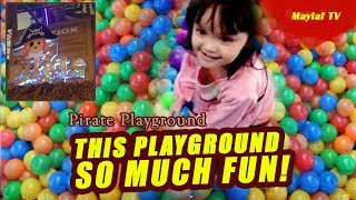 Anak Kecil Main di Taman Bermain Mandi Bola yang besar | This playground is so much fun! Lets play!