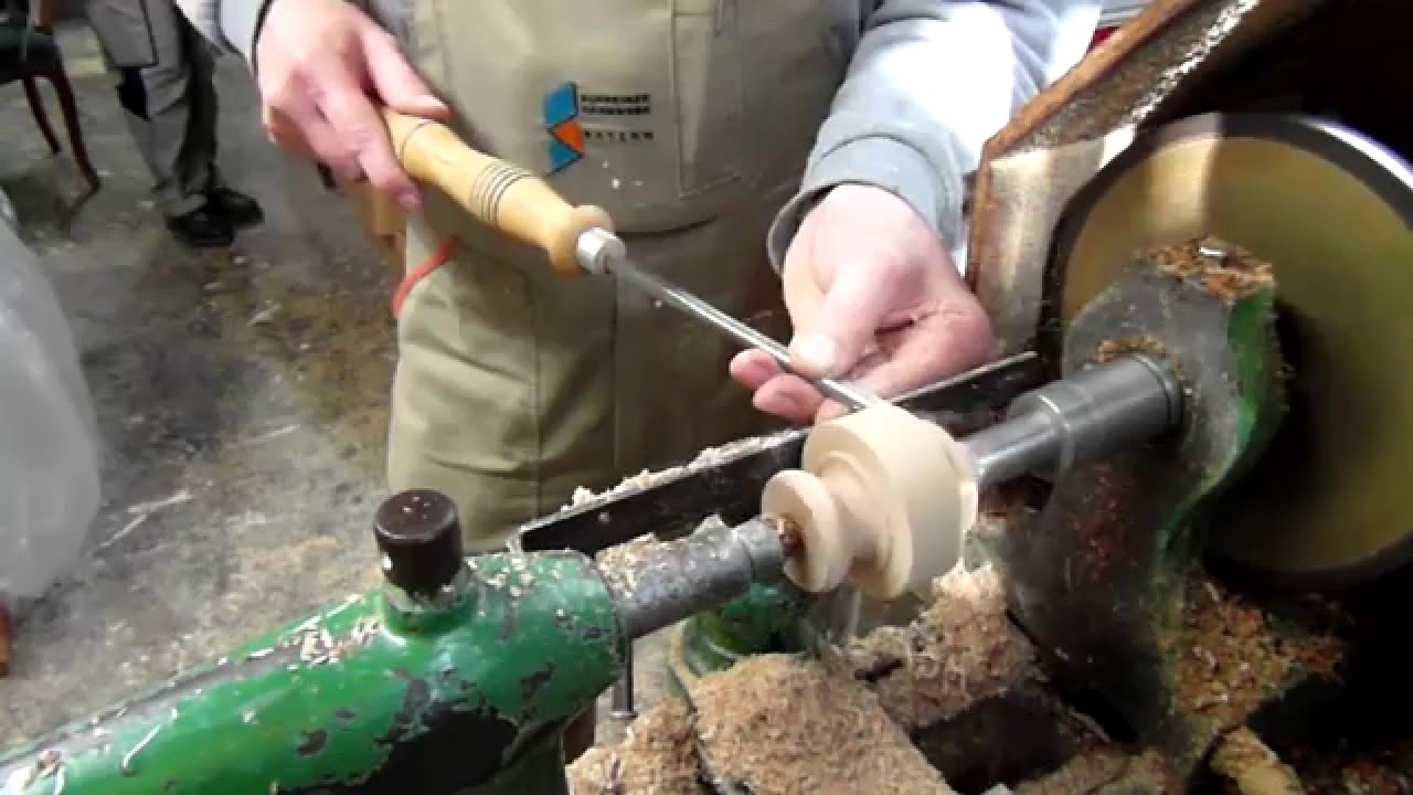 ⁣6.1 Füße drechseln für zwei Nachtkästchen