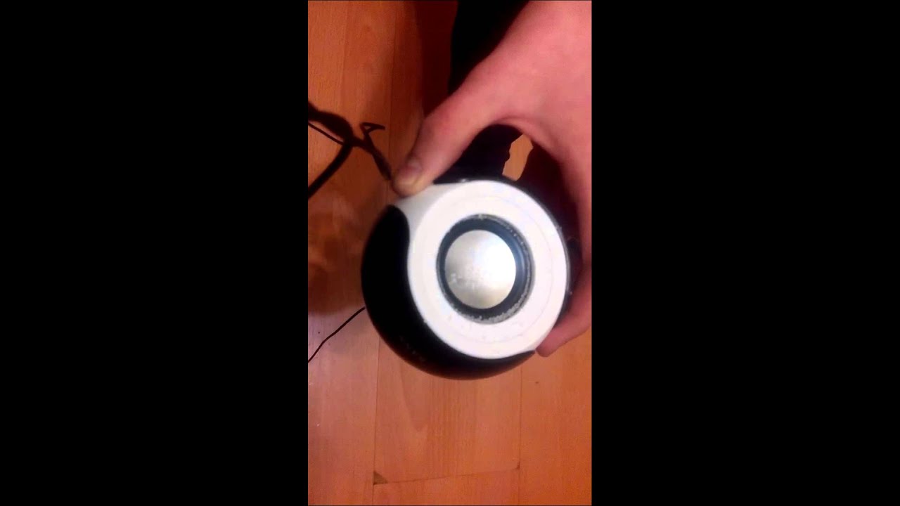 Долбит в машине