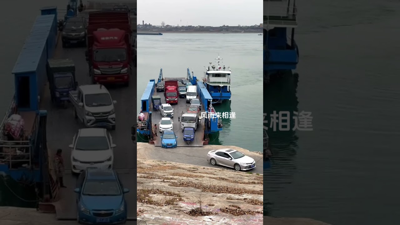 Паром пересекает реку. Безопасность - на первом месте. Короткометражное развлечение 