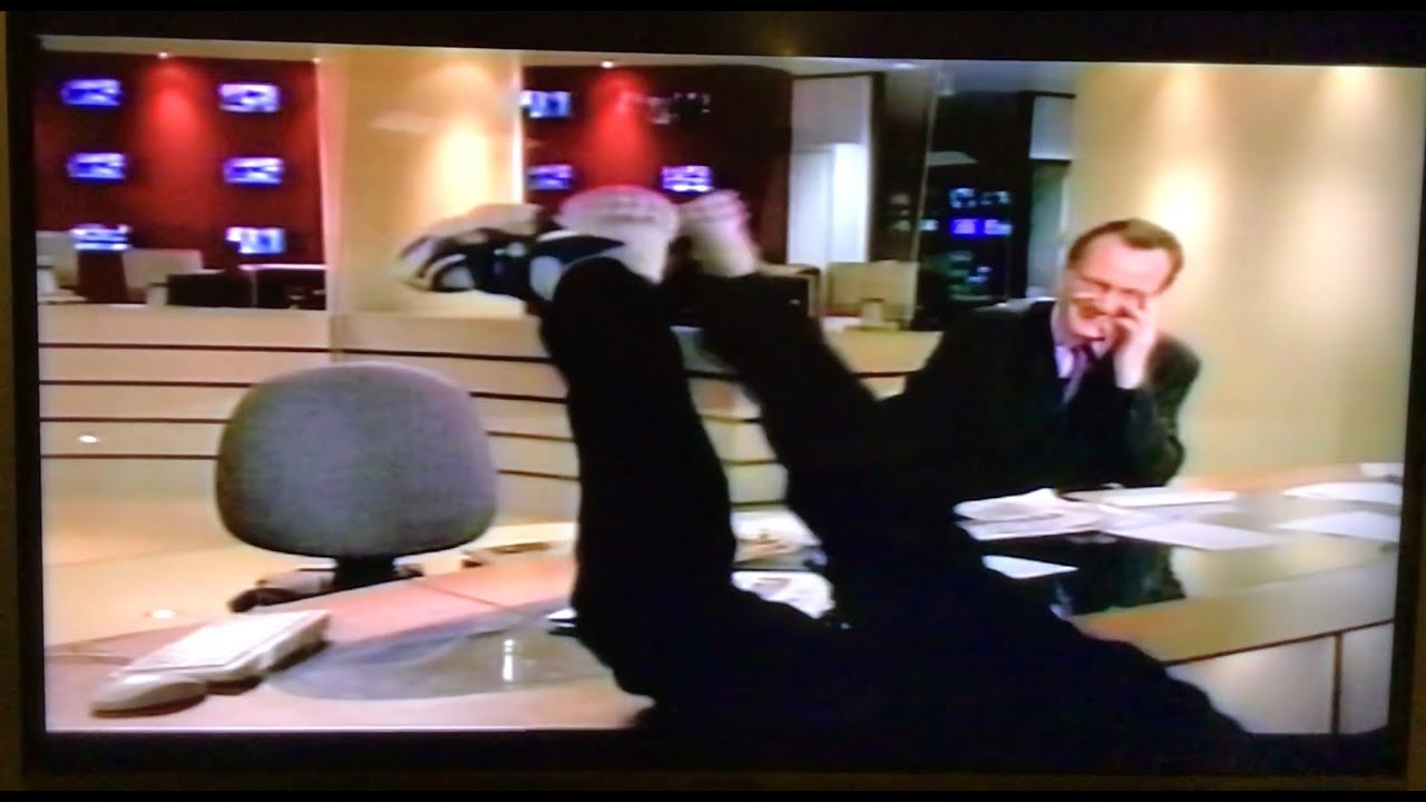 Tim Vine throws himself off a news desk. (Vhs Vine vault.)