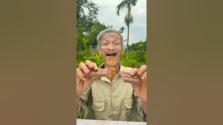 Ông nội🍇🍒🍓🍎🍑 tội nghiệp bẻ thanh SOCOLA siêu cute 🍫😱♥️👴 #shorts​​​​​​​​​​​​ #cute