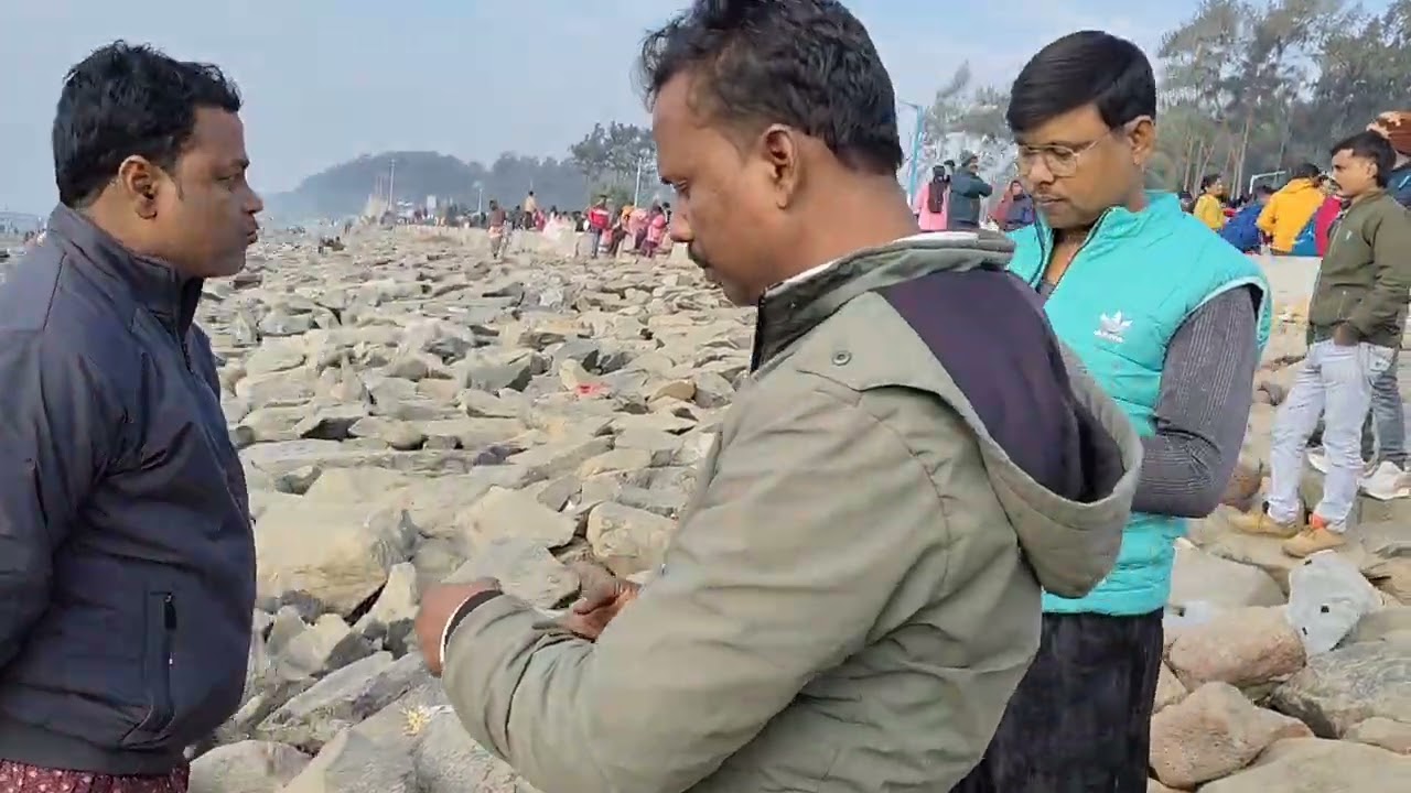 11 জানুয়ারি রবিবার সমুদ্র সৈকত ভিড় জমে উঠেছে দীঘা