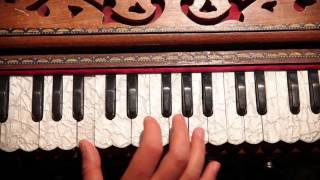 Video thumbnail of "Уроки игры на  фисгармонии. Киртан 1 часть 1"