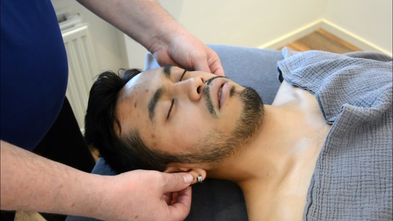 Fijne gezichtsontspanning: Zachtjes kneden van de oorschelp (basismodule)