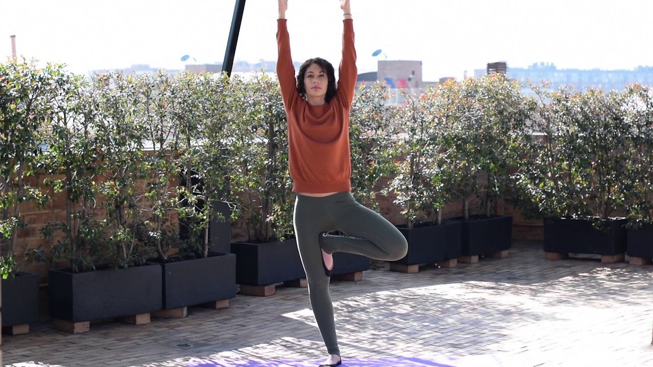 flexibilidad en el trabajo Flow para tonificar y ganar flexibilidad en las piernas | Yoga con Gabriela Alzolar