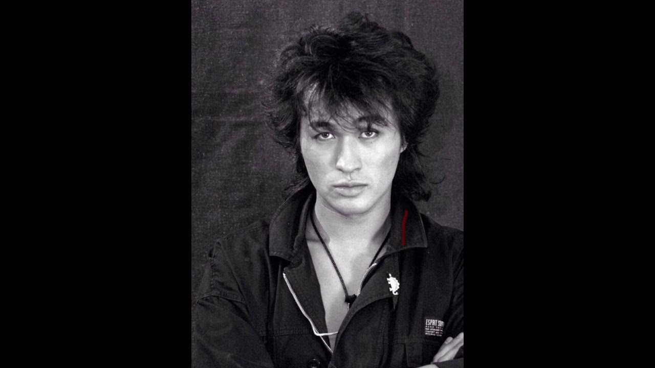 Цой музыка видео. Цой музыка видео. Ветер перемен цой слушать. Певица, которая поет песни цоя. Цой 1977.