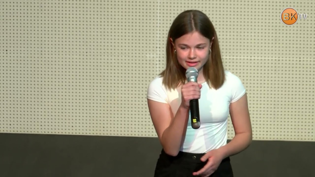 Destrnik poje, pleše, igra