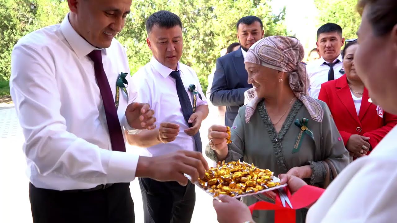 Б.Азизов атындагы Орто мектеби 20 жылдык 2004 жылкы бутуручуулор