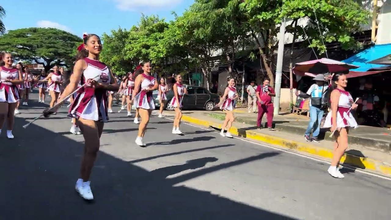 Cachiporristas Colegio Salarrué Demasiado Romántica 2024 Desfile en Sonsonate