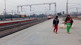 तीन राजधानी एक के बाद एक स्टेशन से फुल स्पीड में निकली। Mumbai Bound Rajdhanis back to back