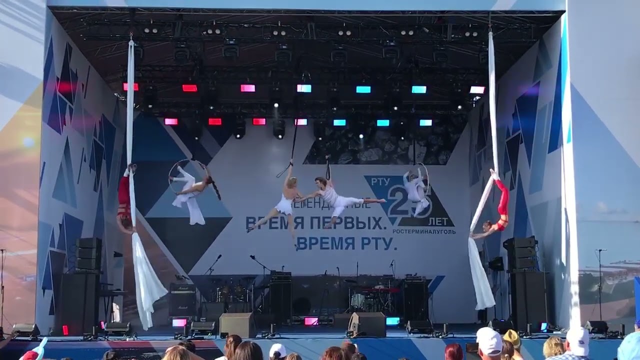 Выступление гимнастов Aerial Angels