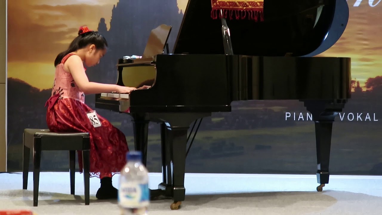 Rapsodia Nusantara no 6 by Ananda Sukarlan played by Maggie Tse (10 y.o) talented piano kid