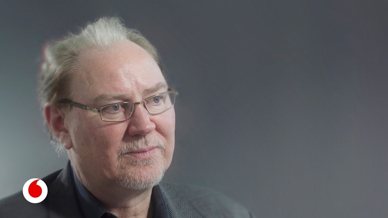 ¿Cómo será la vida en las ciudades del futuro? Kent Larson, del MIT, responde a Vinton Cerf elton john