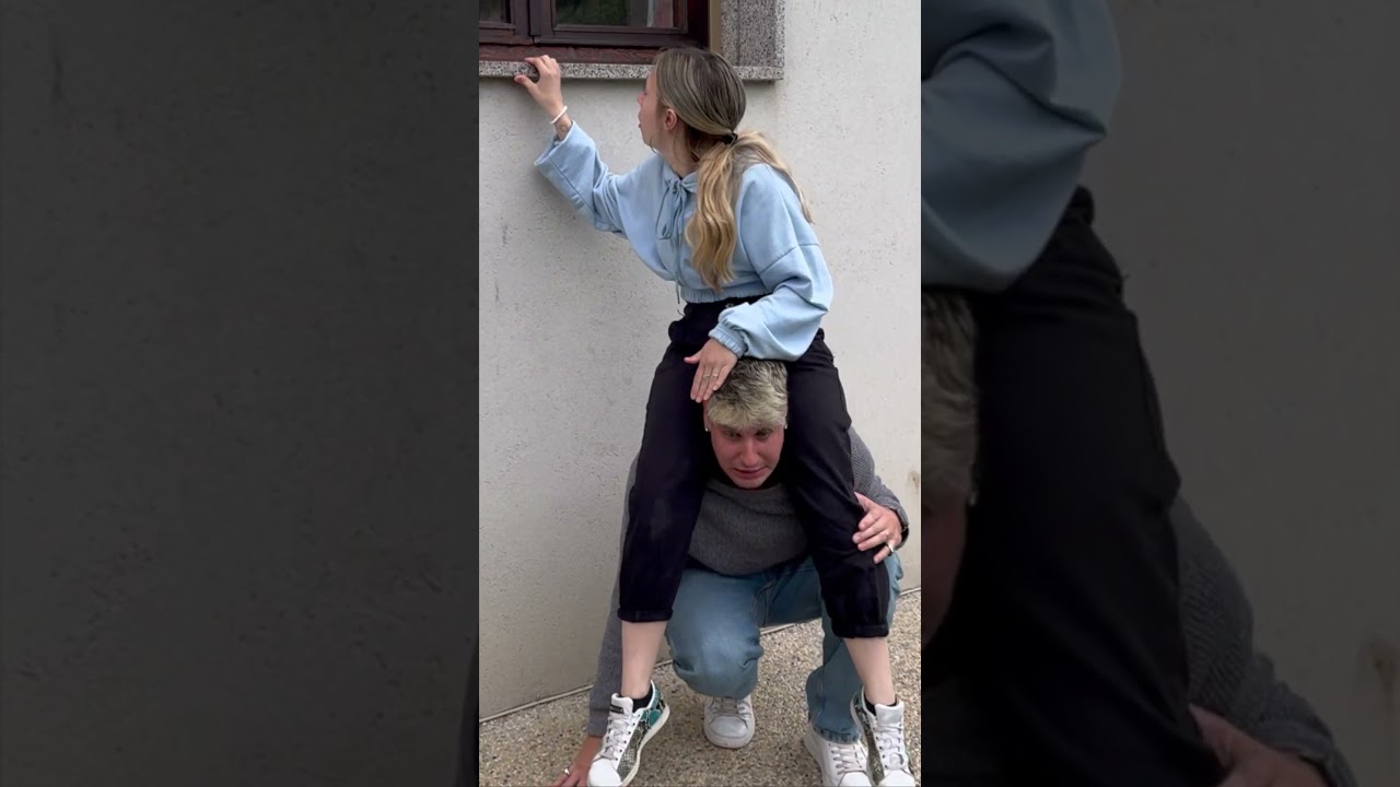 Aurora scopre che Papà Mike e Laura la spiano dalla finestra per vedere il diario segreto! 