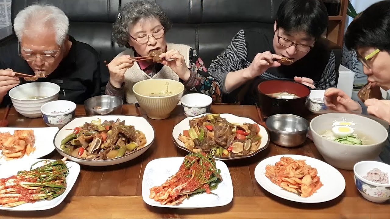 Тающие во рту говяжьи ребра на пару и холодная лапша мукбанг (рецепт)