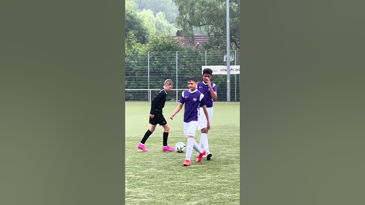 Schiri kontrolliert den Ball: Flauer Ball?