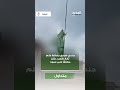 جندي سوري ي سقط علم تابع لقسد كان معل قا على عمود 