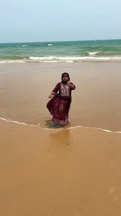 My daughter is safe dance in beach we are soo careful #comedy #funny #trendingreels #trending #sea