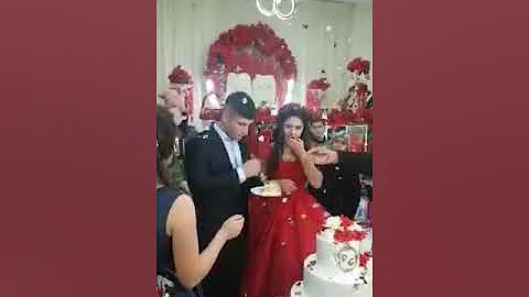 Angry groom loses it during wedding cake cutting ceremony, leaving guests and bride horrified - DayDayNews