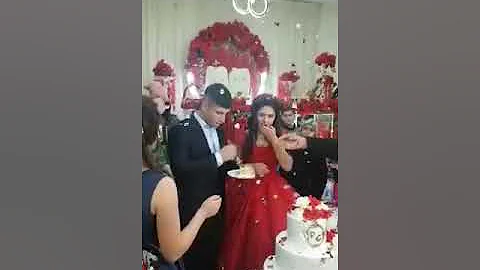 Angry groom loses it during wedding cake cutting ceremony, leaving guests and bride horrified