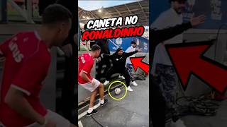 UM GAROTO DEU UMA CANETA NO RONALDINHO😱😂