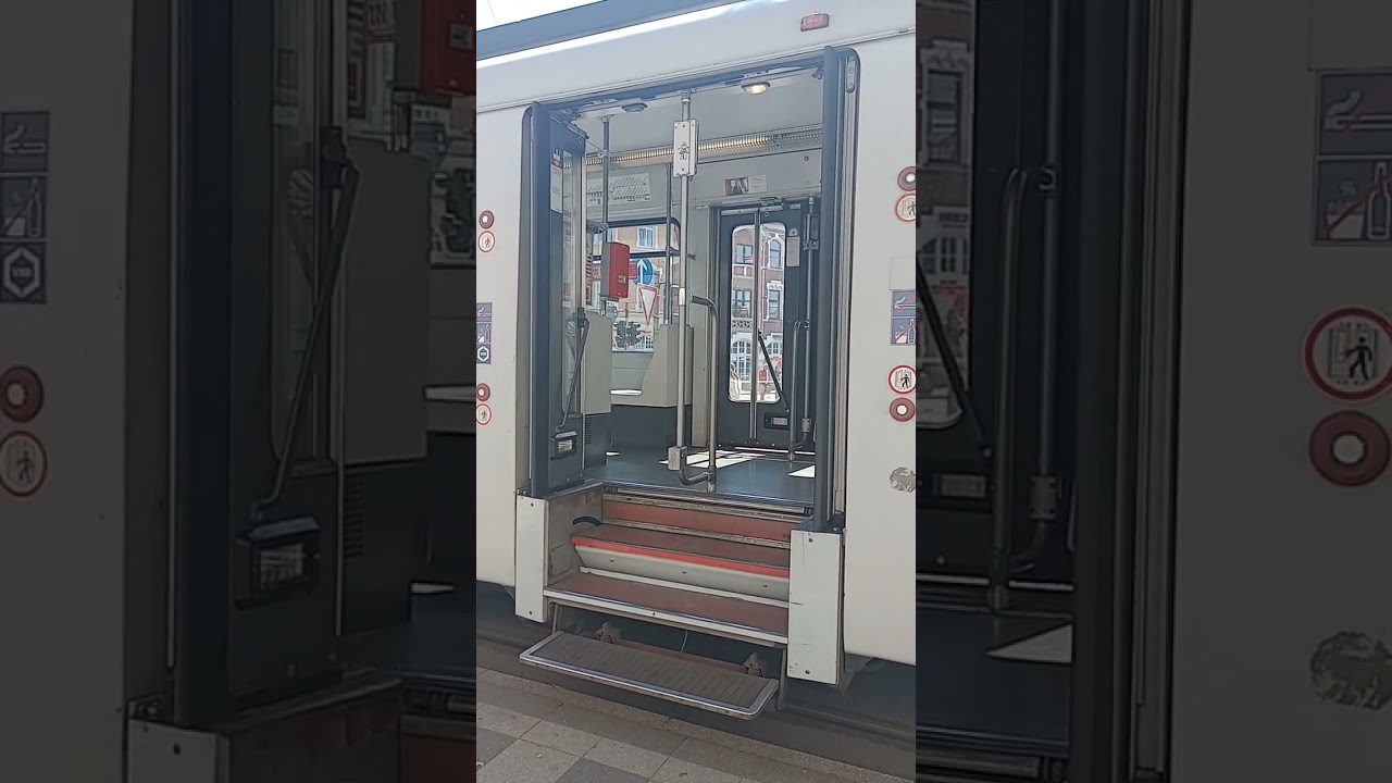 Türschließvorgang GT8SU 3226 am D-Belsenplatz am 03.06.2023 