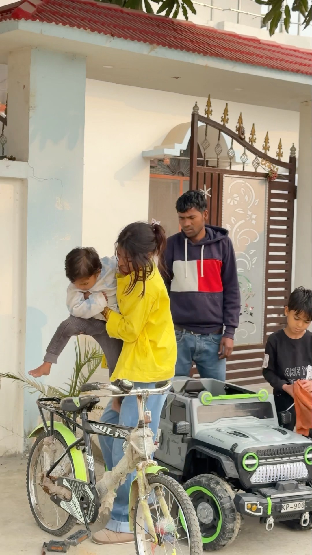 Bacche ne dimag lagakar padosi ko bhagaya ~??#shorts #comedy #funny #pushpanjalimaurya