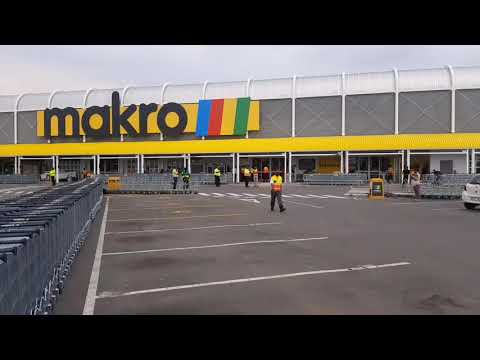 Springfield Makro re-opens with song and dance