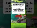 Dwóch kolesi patrzy na psa liżącego sobie jajka 😂