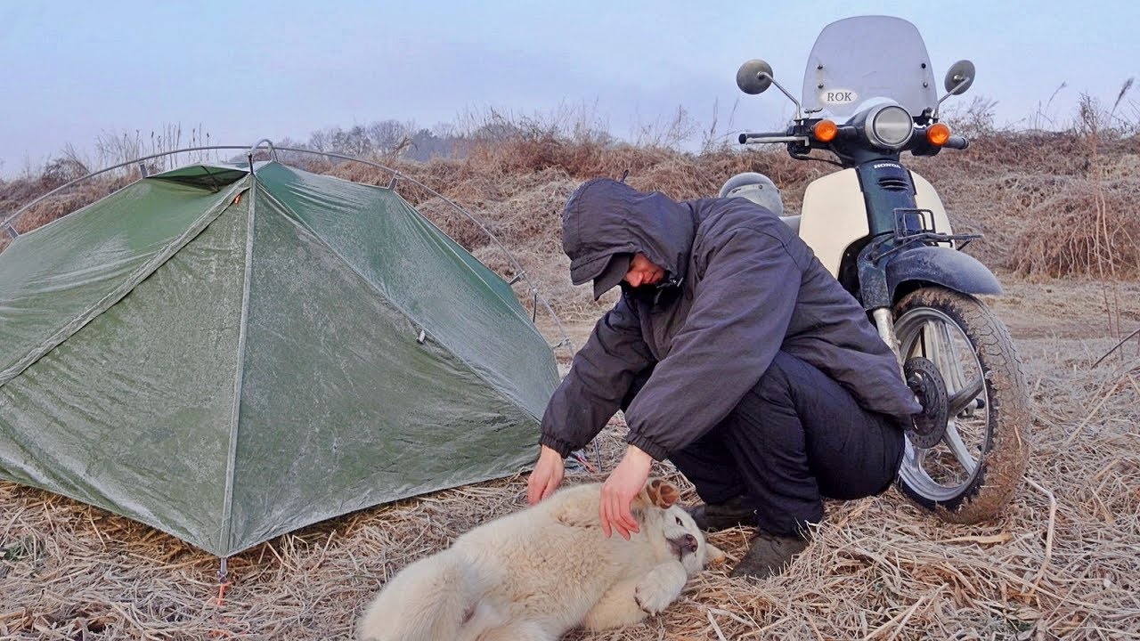 Мотоцикл кемпинг один на замороженном берегу реки (Рыбалка и Кулинария)