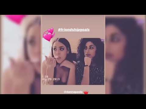 Beso con una amiga de Danna Paola