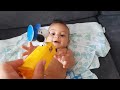 A alegria do bebê Noah com o ônibus de brinquedo