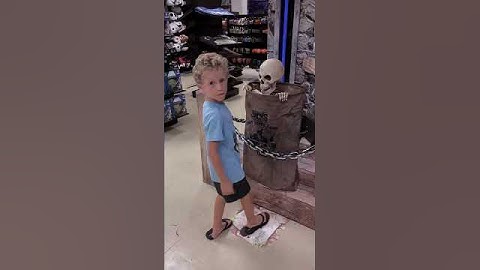 Jumpscare at Spirit Halloween!