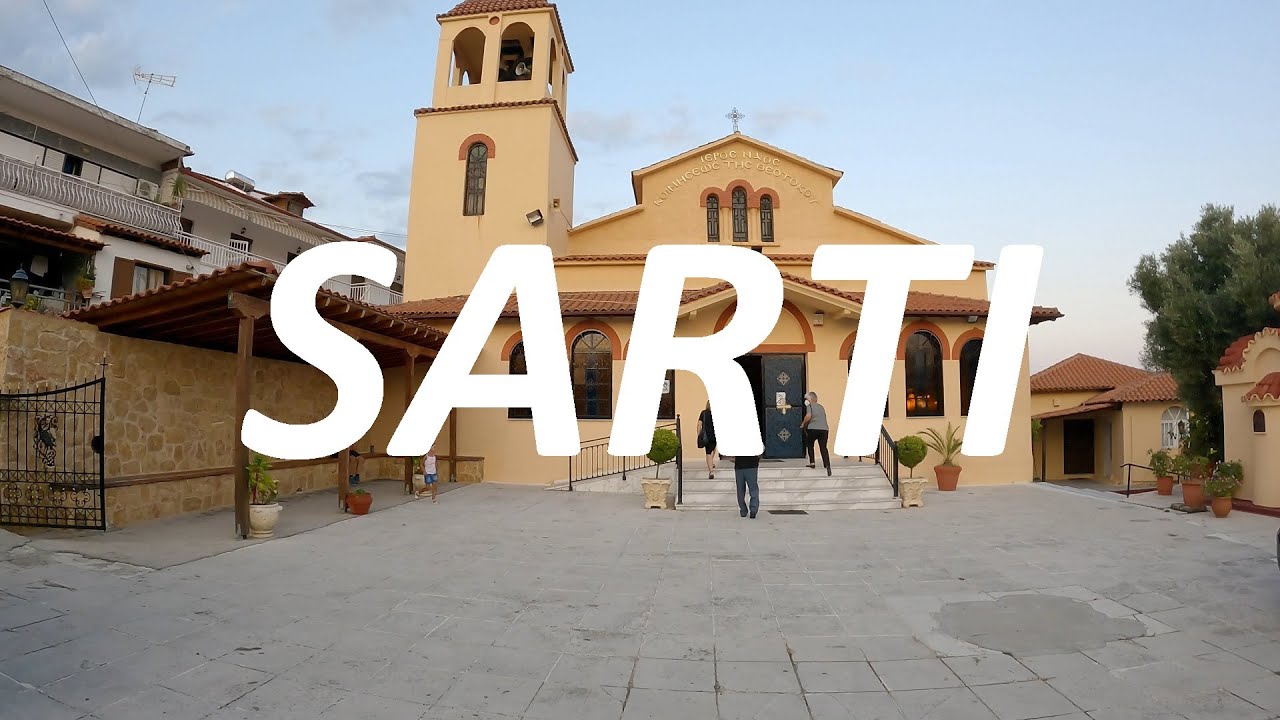 Sarti, séta a faluban 2. Sarti főtere a templom és a tengerpart. Görögországi hangulat.  4K Videó
