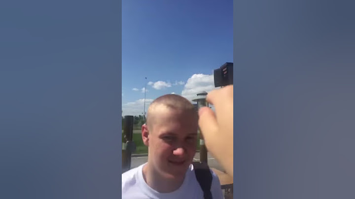 Kaksi kaljua miestä mäkkärin pihassa
