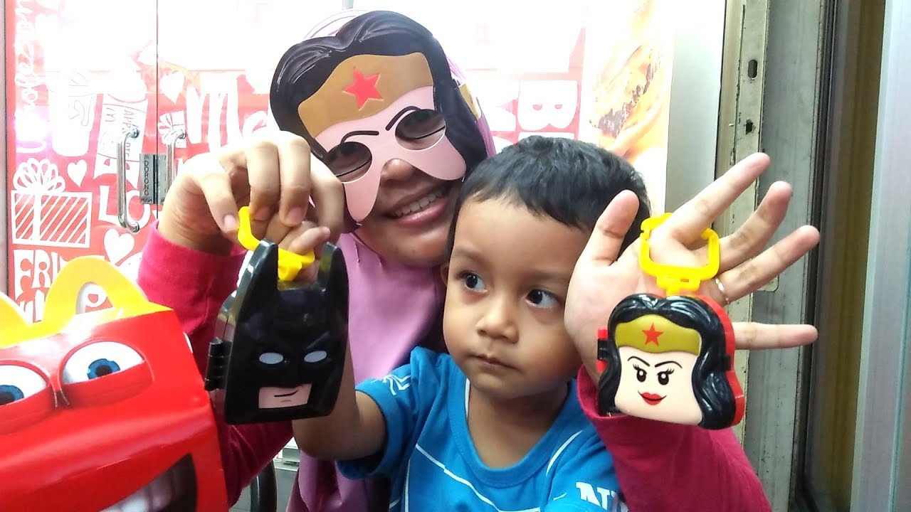 Makan Malam Makin Semangat di Temani Mainan  Batman  