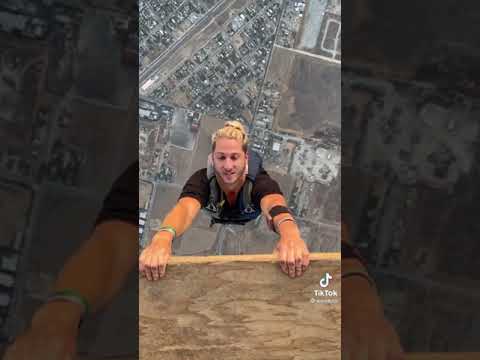 سقوط رجل من اعلى برج باوربا وهو يبتسم