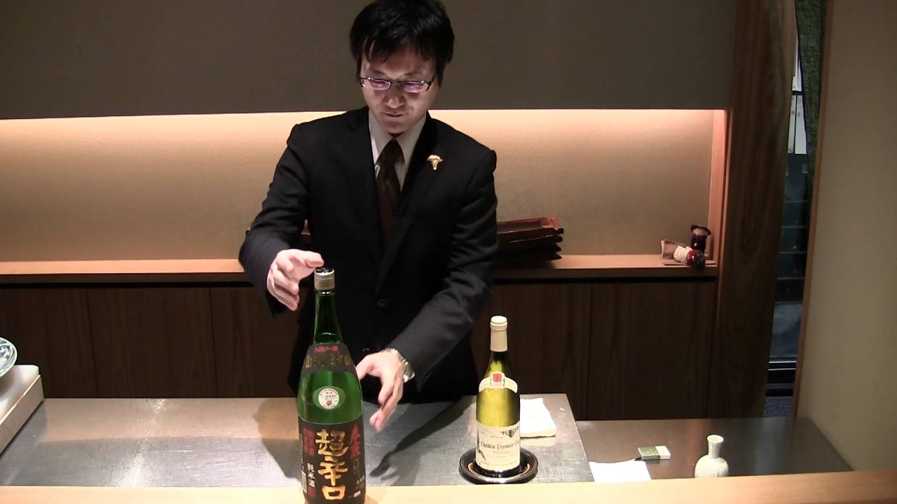 Mitsuzuka presents sake with fugu fins