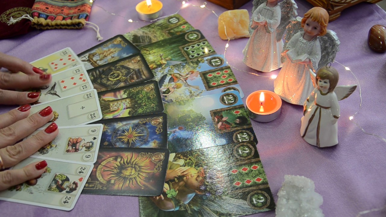 реклама гадаю на таро. гадалка с картами. атрибуты гадалки. погадаем на любовь. суженый ряженый обряд.