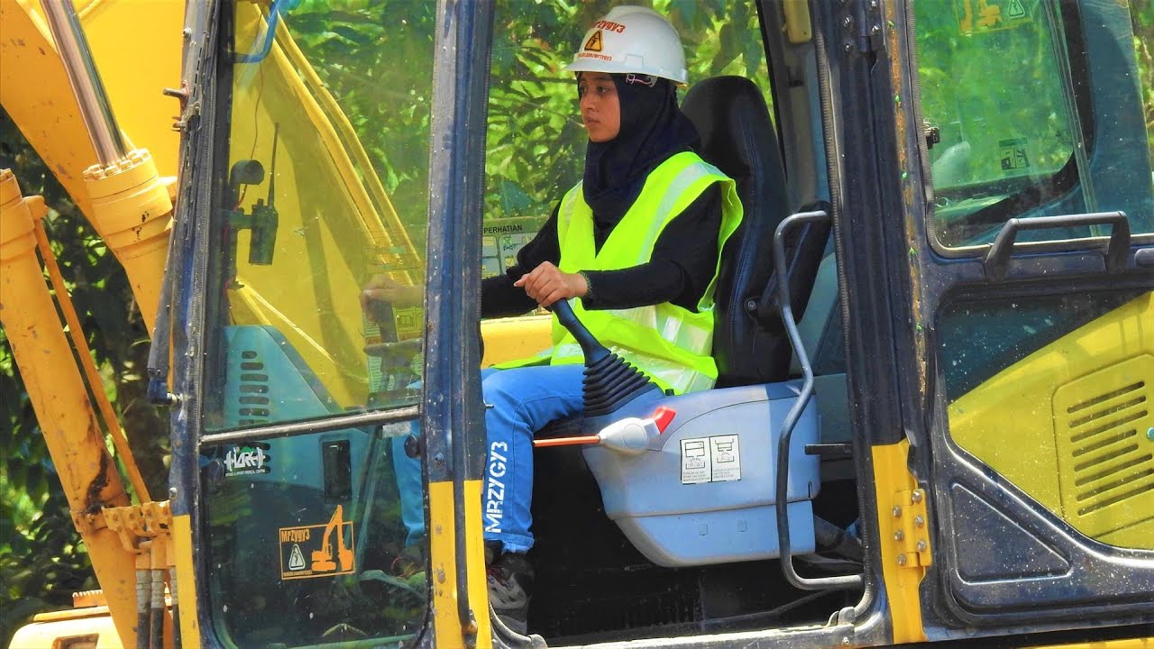 Devita Excavator Operator Digging Swinging Dirt Komatsu PC130F