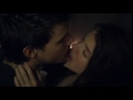 Tracers : Taylor Lautner kissing Marie Avgeropoulous