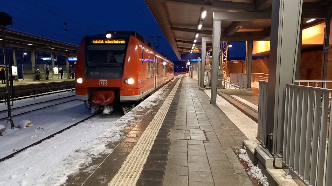 Bahnhof Traunstein bei Abenddämmerung und im Schnee